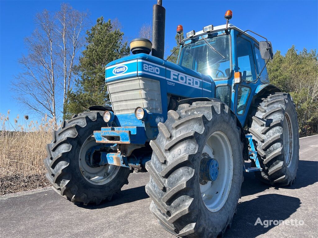 tracteur à roues Ford 8210 4WD
