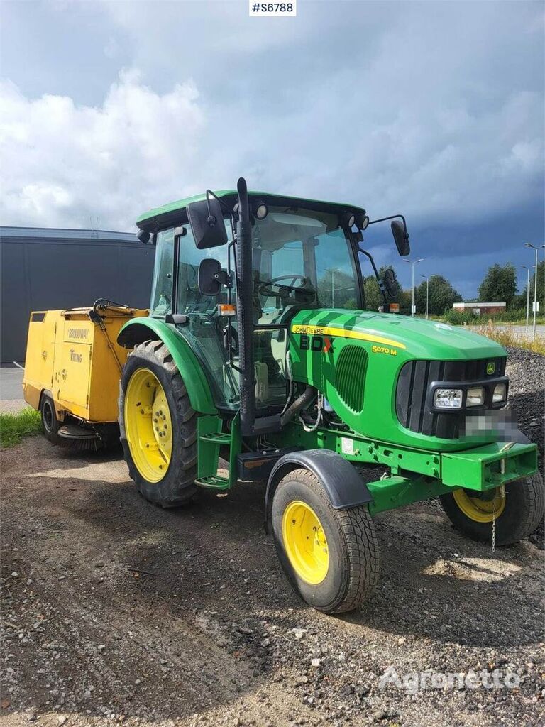 tracteur à roues John Deere 5070M with Brodway Viking Sweeper